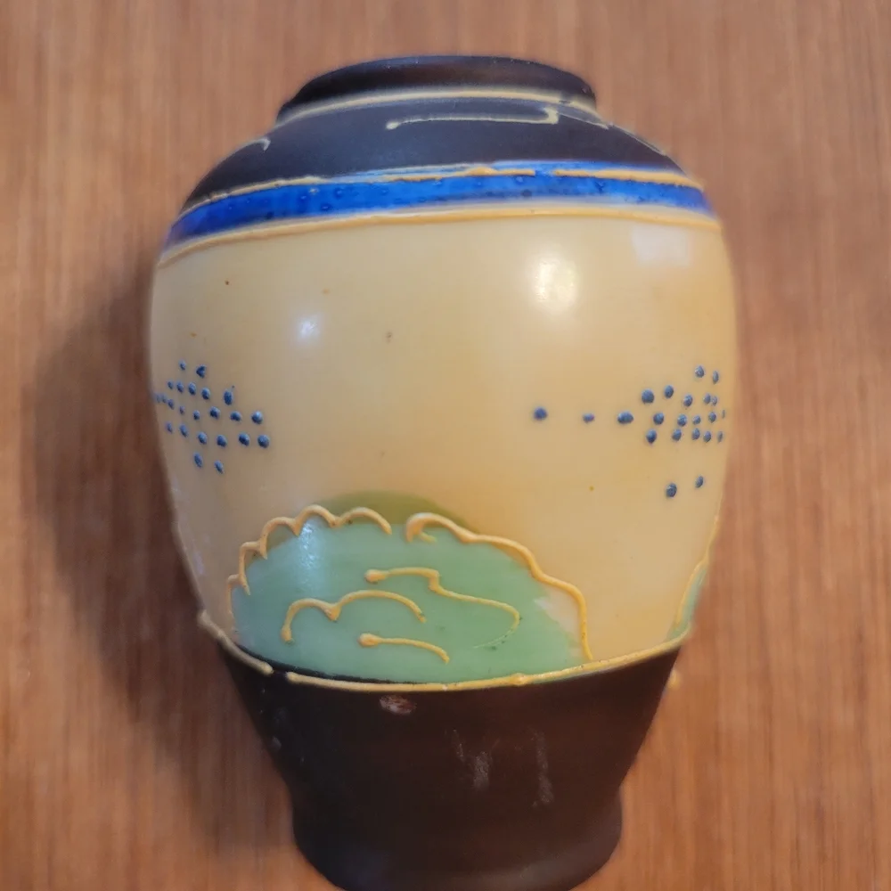 Vintage Moriage Style Small Vase ~ Made in Japan ~ Hand-painted detail ~ Pretty!